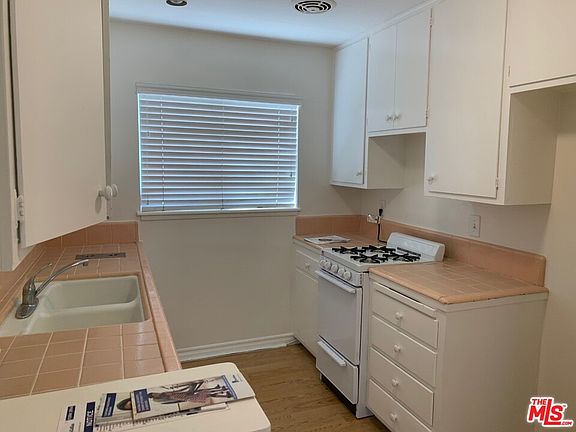 3rd image of 7135 N Coldwater Canyon Ave #5