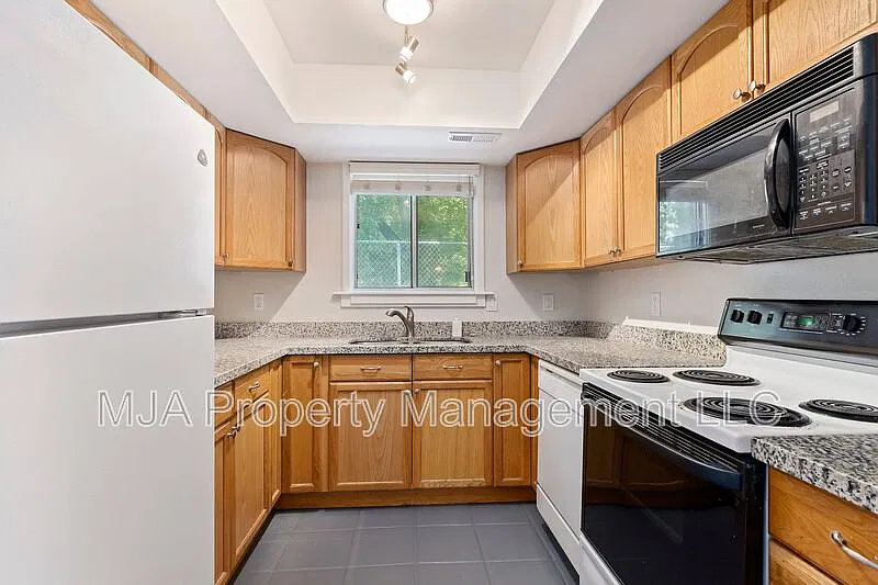 5 bed, 2.0 bath, 1900 sqft, $2,495 — Photo 3