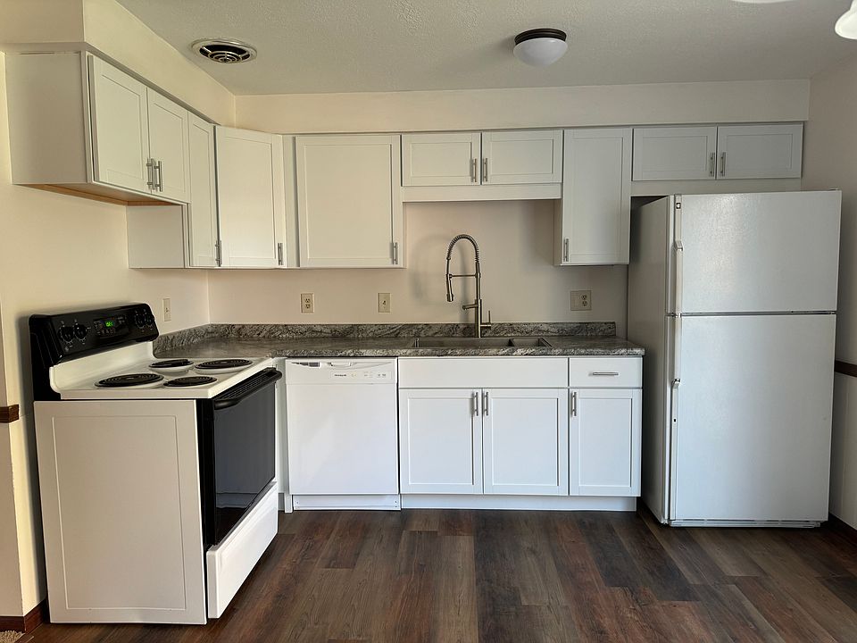 Newly renovated kitchen with fridge, oven and dishwasher

This is not actual unit for rent -this is similar unit.