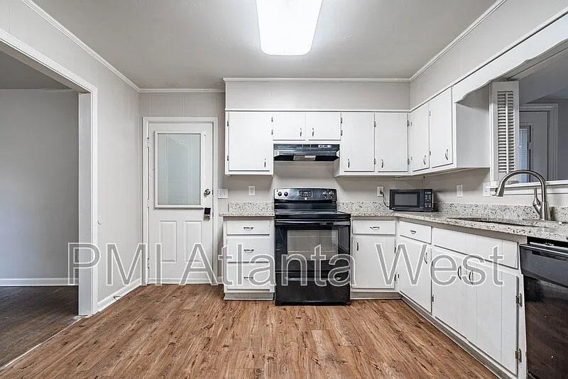 5 bed, 3.0 bath, 1976 sqft, $2,150 — Photo 4