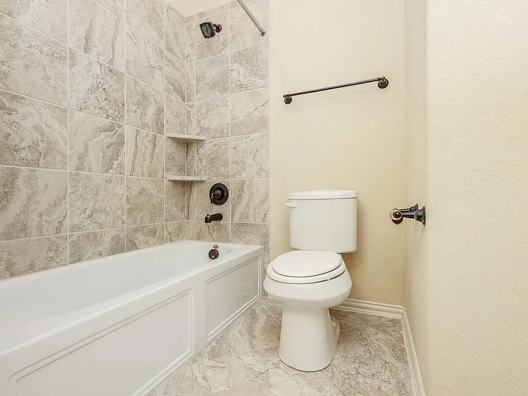 21911 Avalon Queen Dr — Photo 32