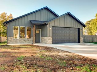 2946 W Olive St, Springfield, MO 65802