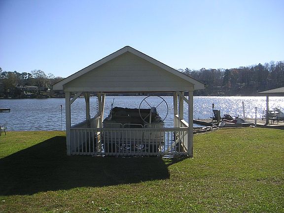 4th image of 950 Lake Dr