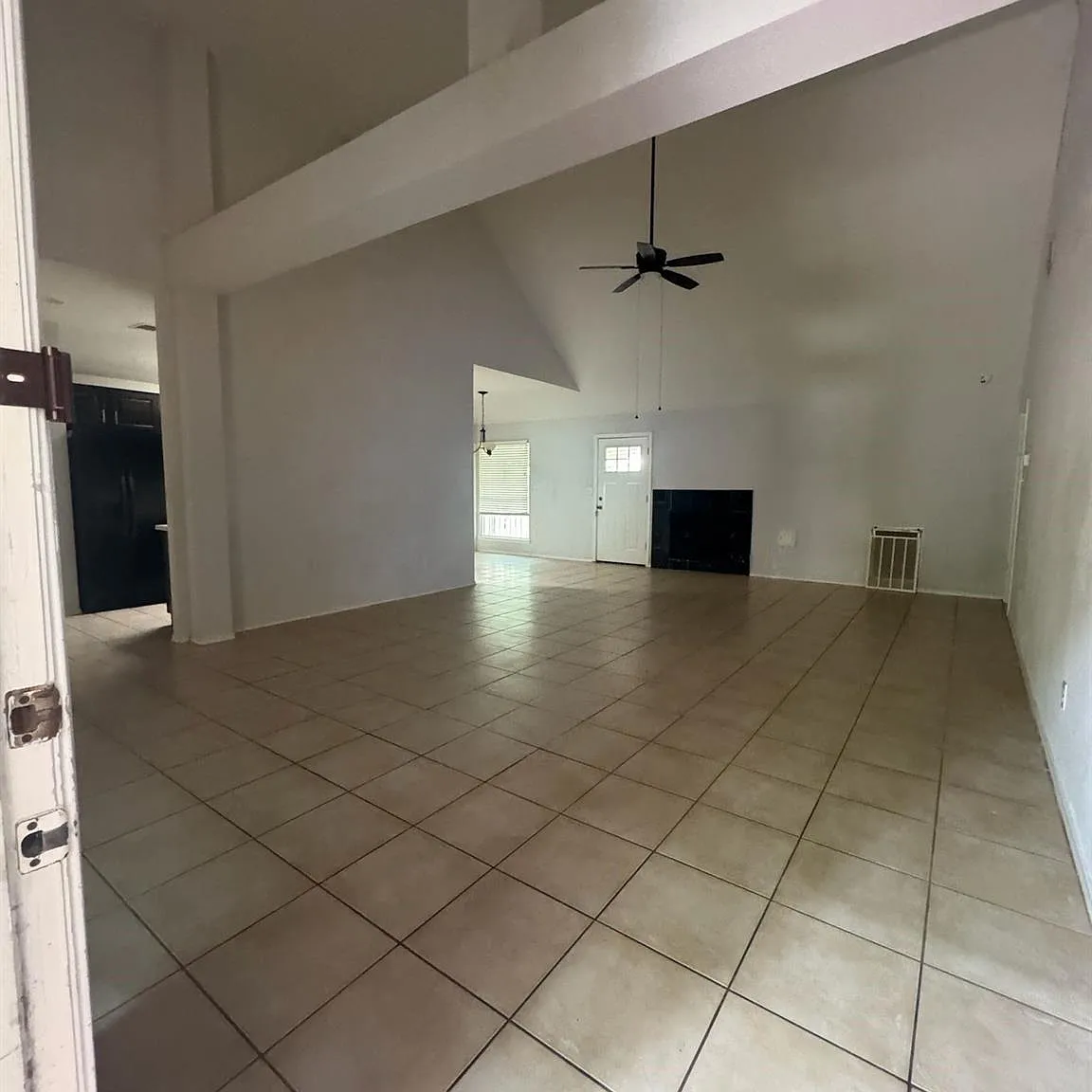 3 bed, 2.0 bath, 1795 sqft, $2,000 — Photo 3