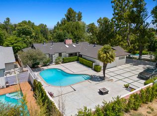 20020 Oxnard St, Woodland Hills, CA 91367