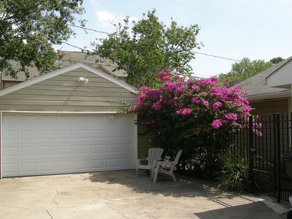 2 car drive with fenced driveway