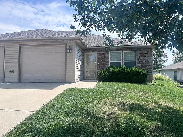 108 SE Rose Garden Ln — Photo 2