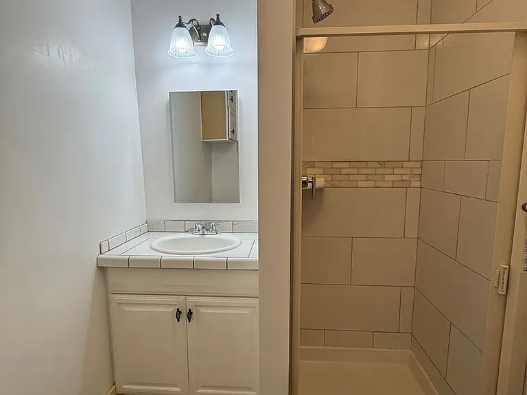 902 W 11th St #6 — Photo 9