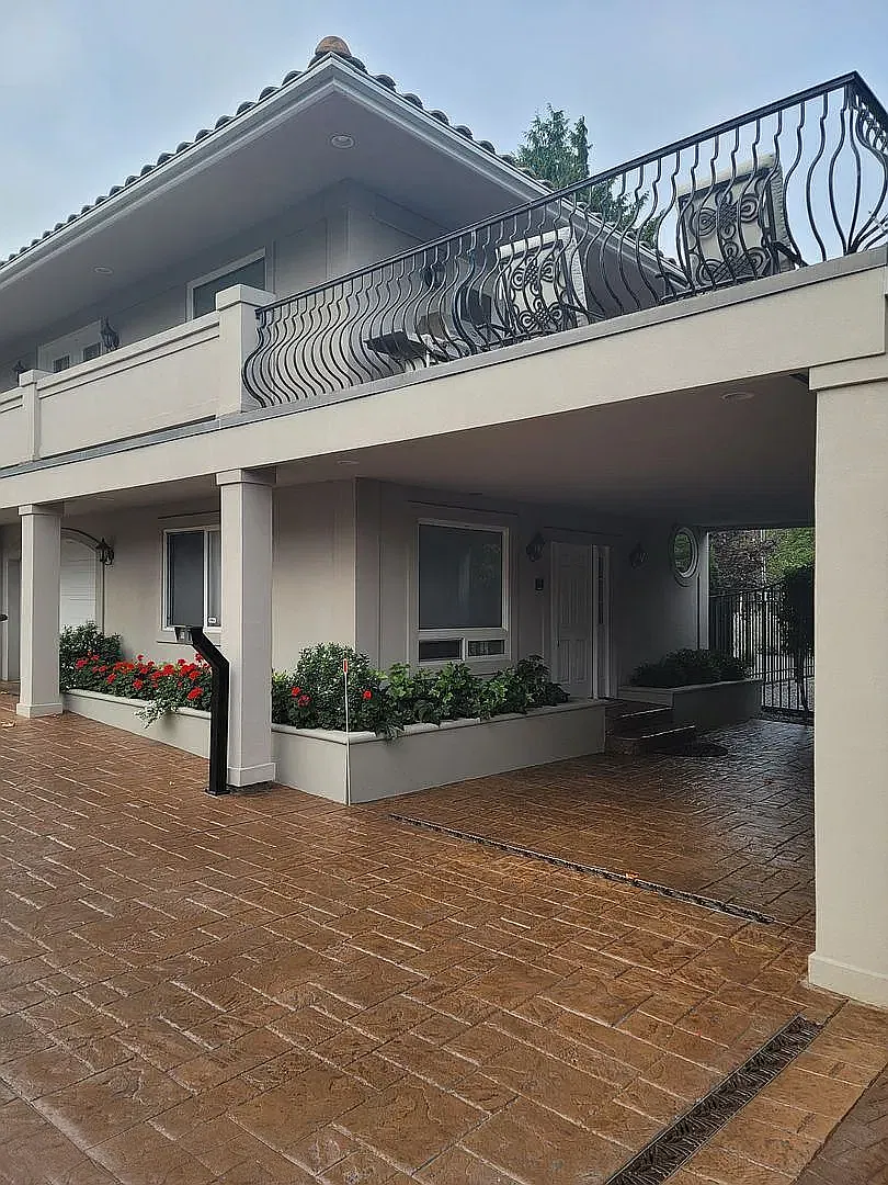 Charming Browns Point Home with Garage & Balcony — Photo 2