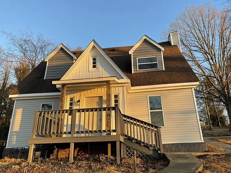 202 E Columbia Ave — Photo 1