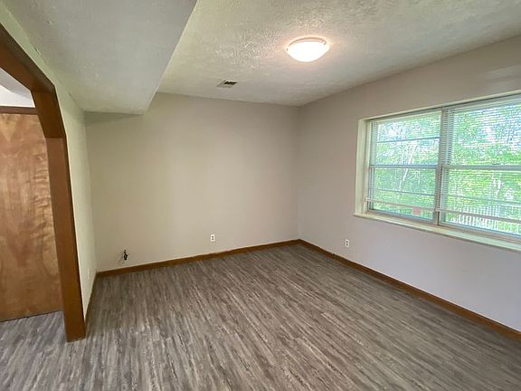 5th image of 906 Flanders Ln NW