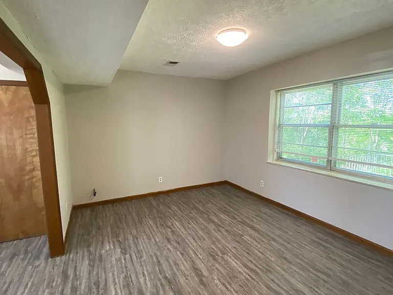 906 Flanders Ln NW — Photo 5