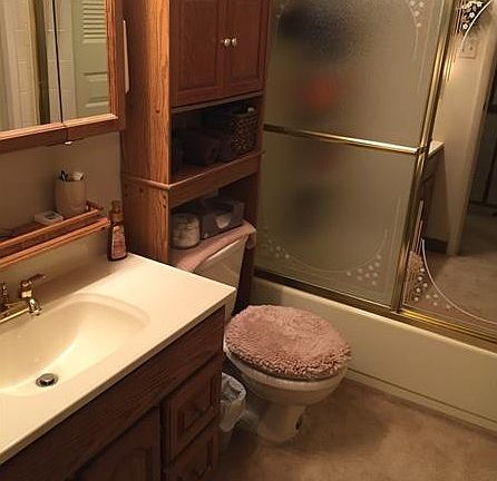 Upstairs Full Bathroom