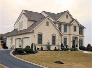 2162 Meadow Ridge Dr, Lancaster, PA 17601