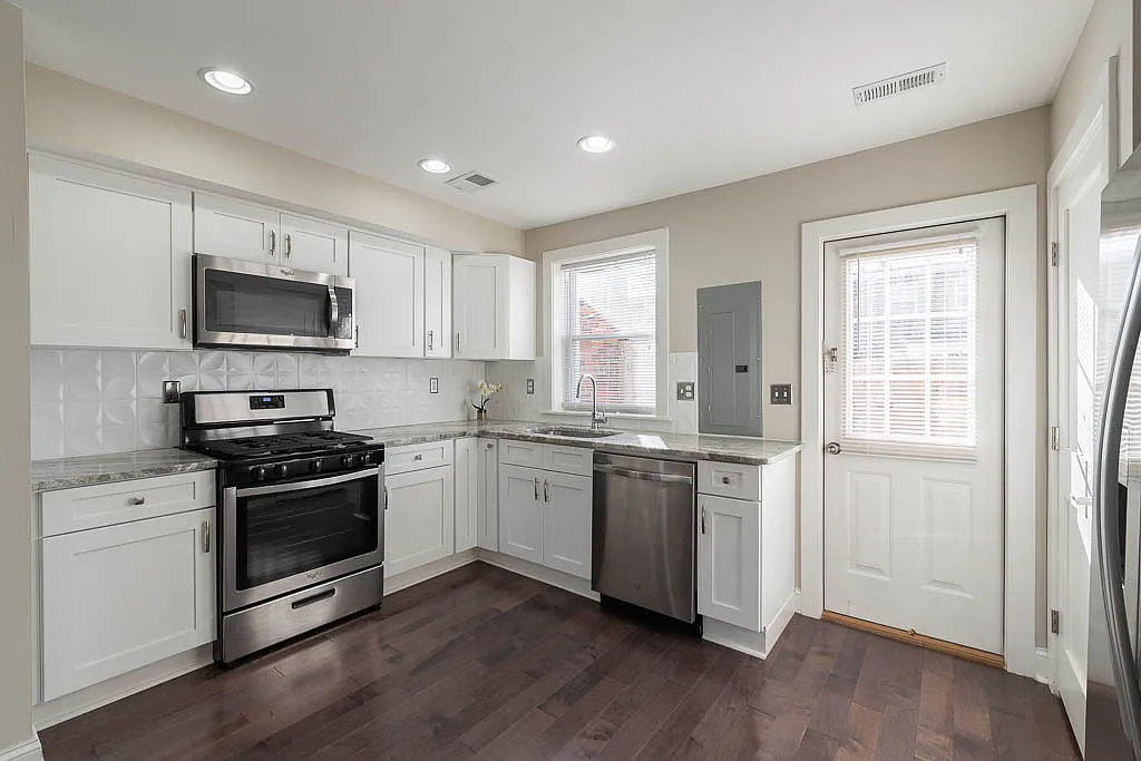 Beautiful 2 Bed / 1.5 Bath Home at 3351 Clay Pl! — Photo 3