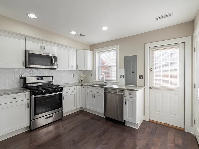 3351 Clay Pl NE — Photo 3