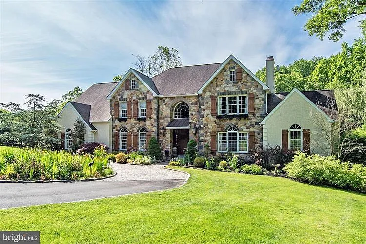 104 Keepsake Ln photo 1
