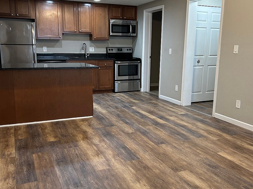 1st image of 221 Waterbury Ct