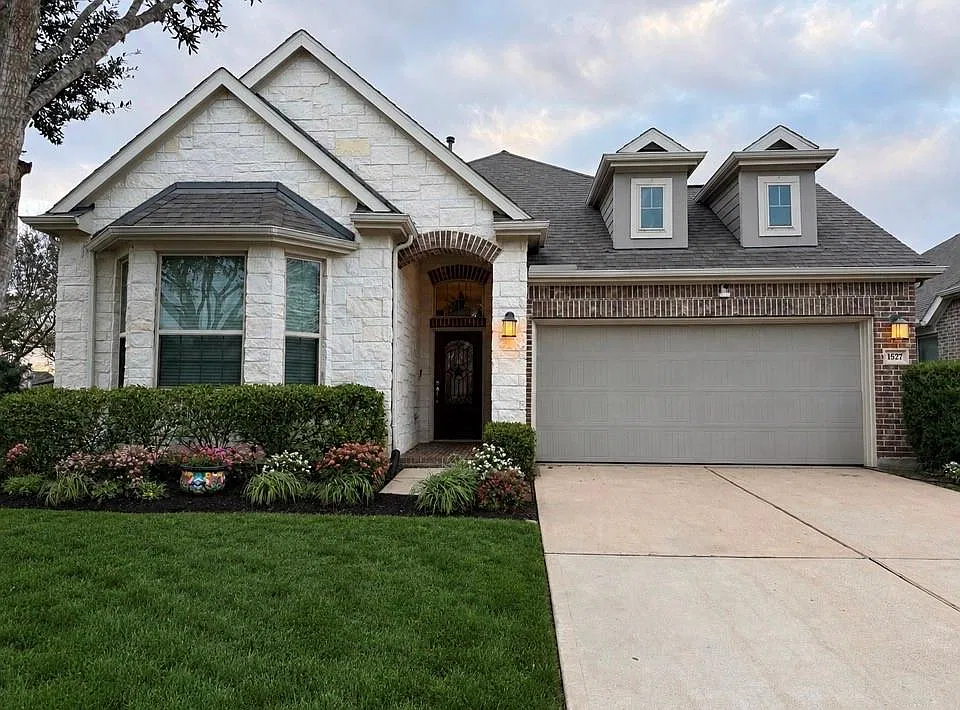 3 bed, 3.0 bath, 2525 sqft, $2,850 — Photo 1