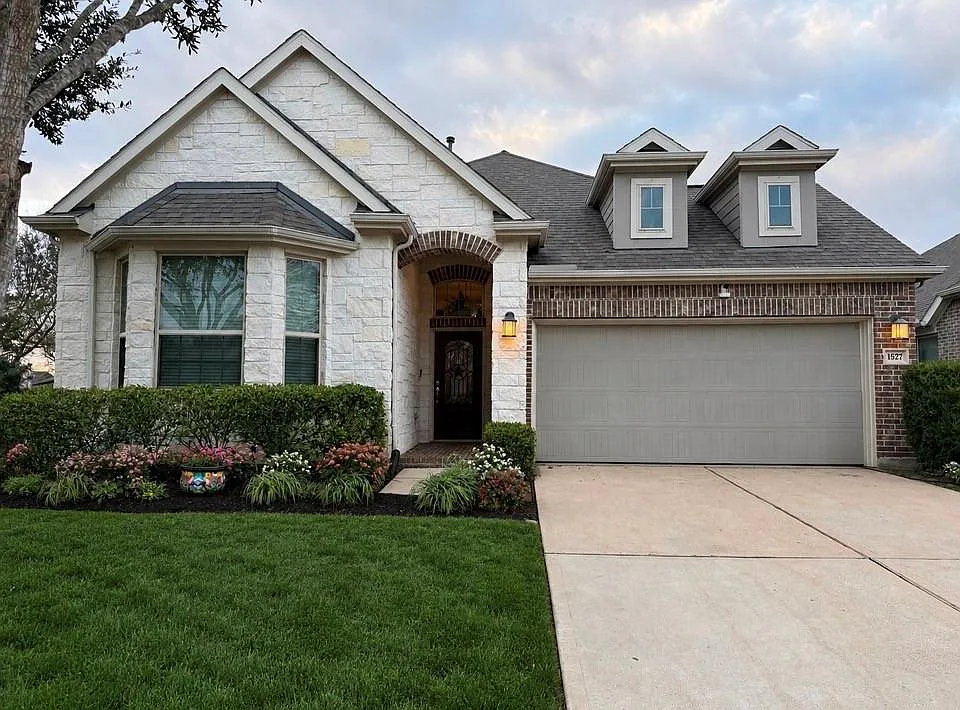 1527 Giles Dr