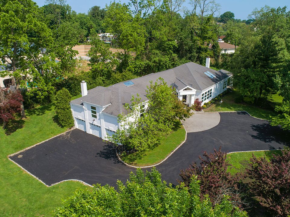 1st image of 14 Split Rock Dr