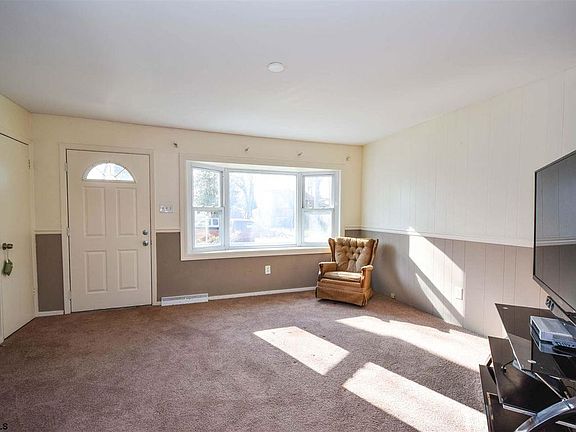 5th image of 703 S Wood Ln