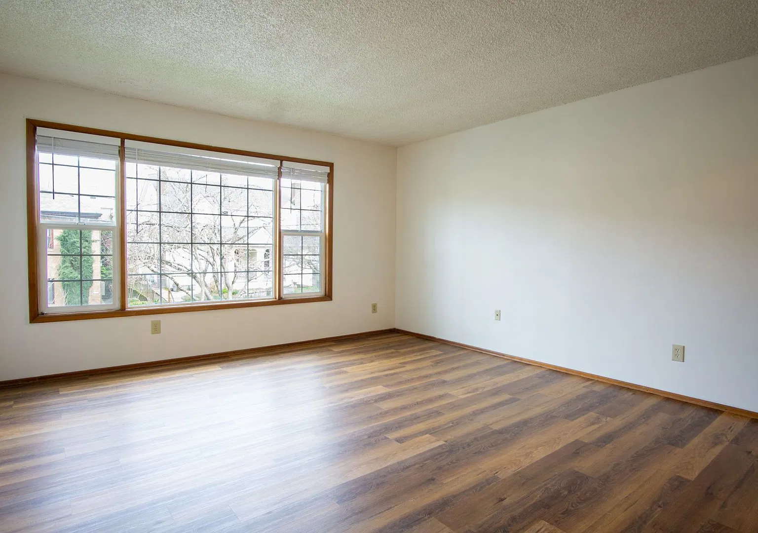 Close in NE-2 Bedroom, 1.5 Bath Ready Now! — Photo 3