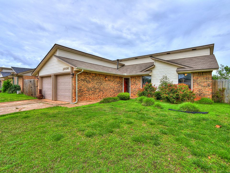 1st image of 2608 Redwood Ln