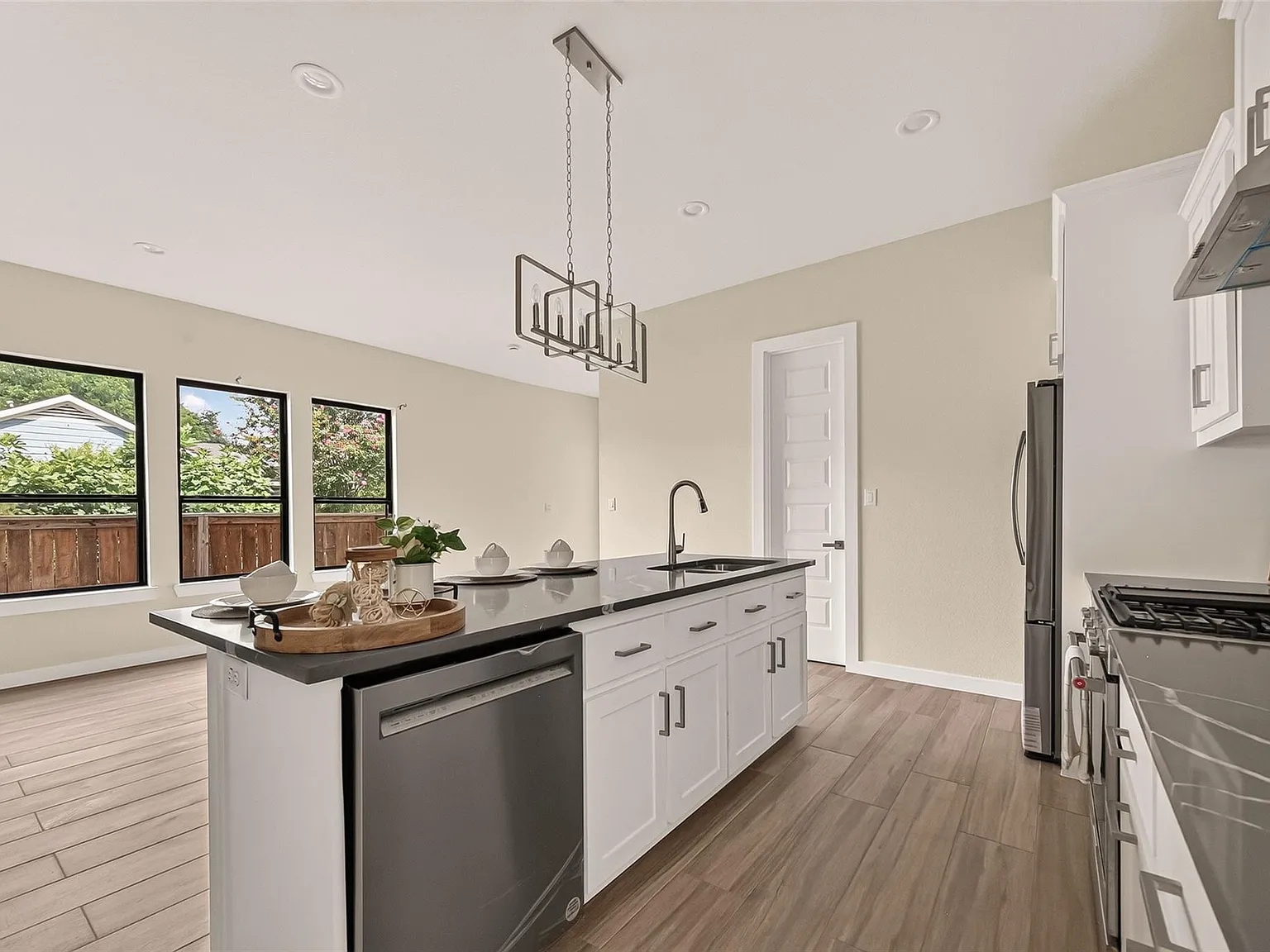 3 bed, 2.5 bath, 2641 sqft, $2,200 — Photo 4
