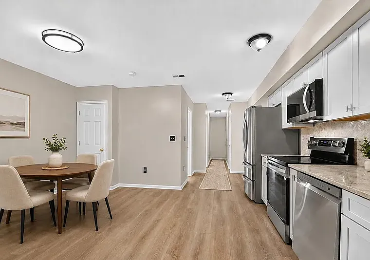 2 bed, 700 sqft, $1,800 — Photo 2