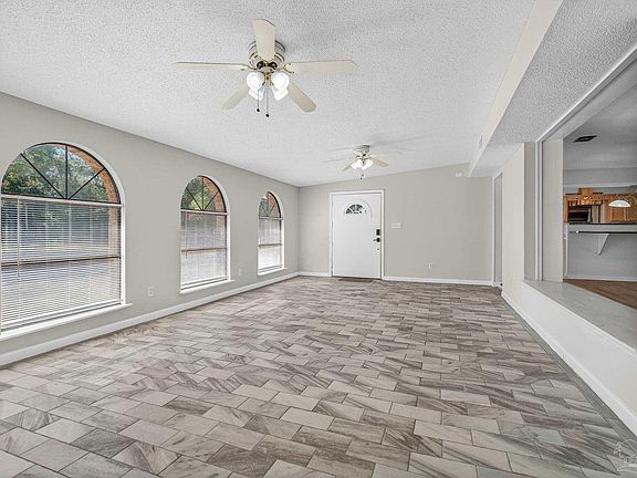 4th image of 8 Manor Dr