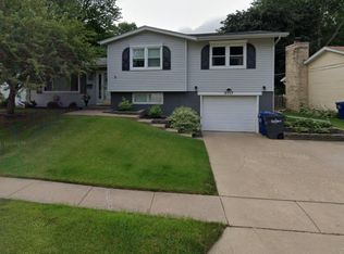 3117 Windsor Dr, Bettendorf, IA