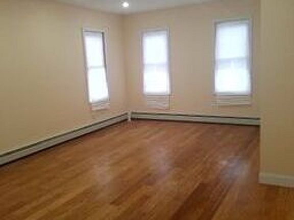 5th image of 957 Crescent St #1