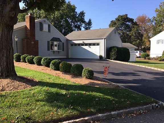  Large Driveway and Garage
