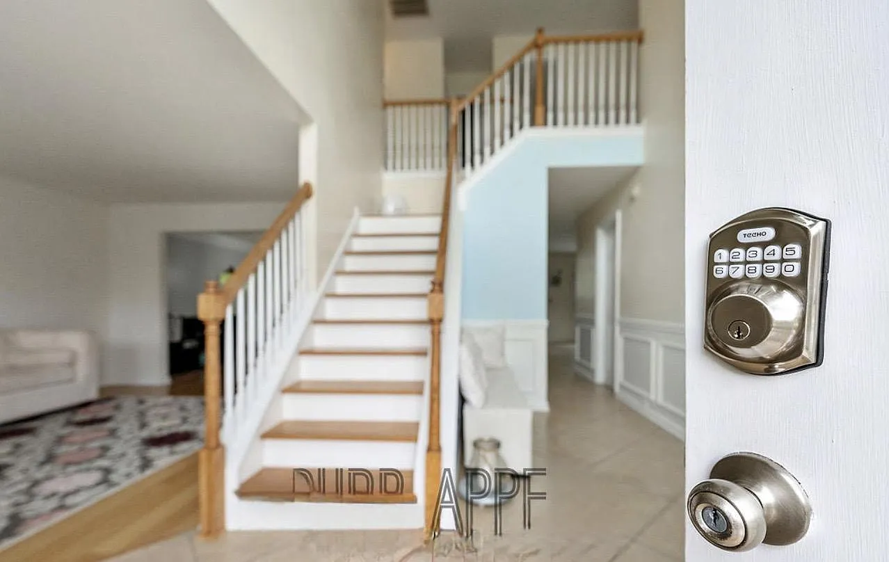 4 bed, 2.0 bath, 3000 sqft, $1,001 — Photo 2