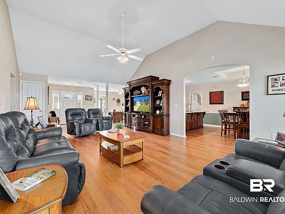 4th image of 409 Wisteria Ln