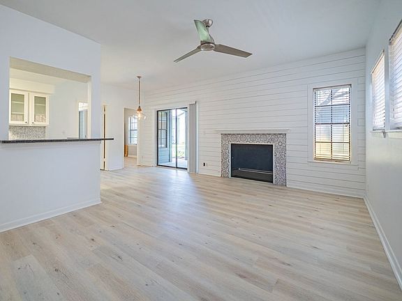 3rd image of 210 Oak St #402