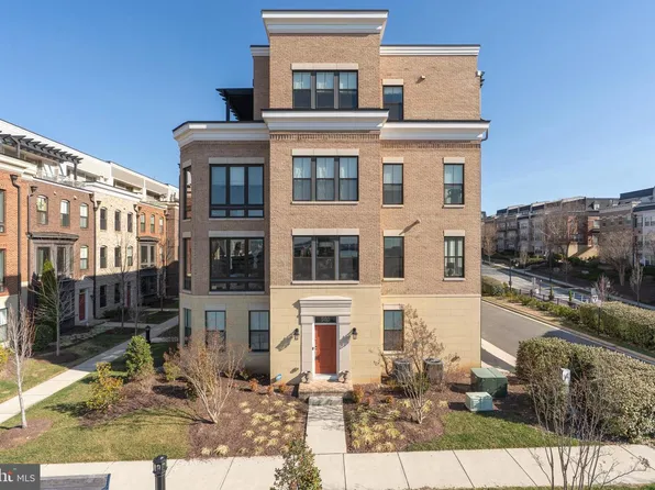 500 Spindrift Ln #390, Oxon Hill, MD 20745