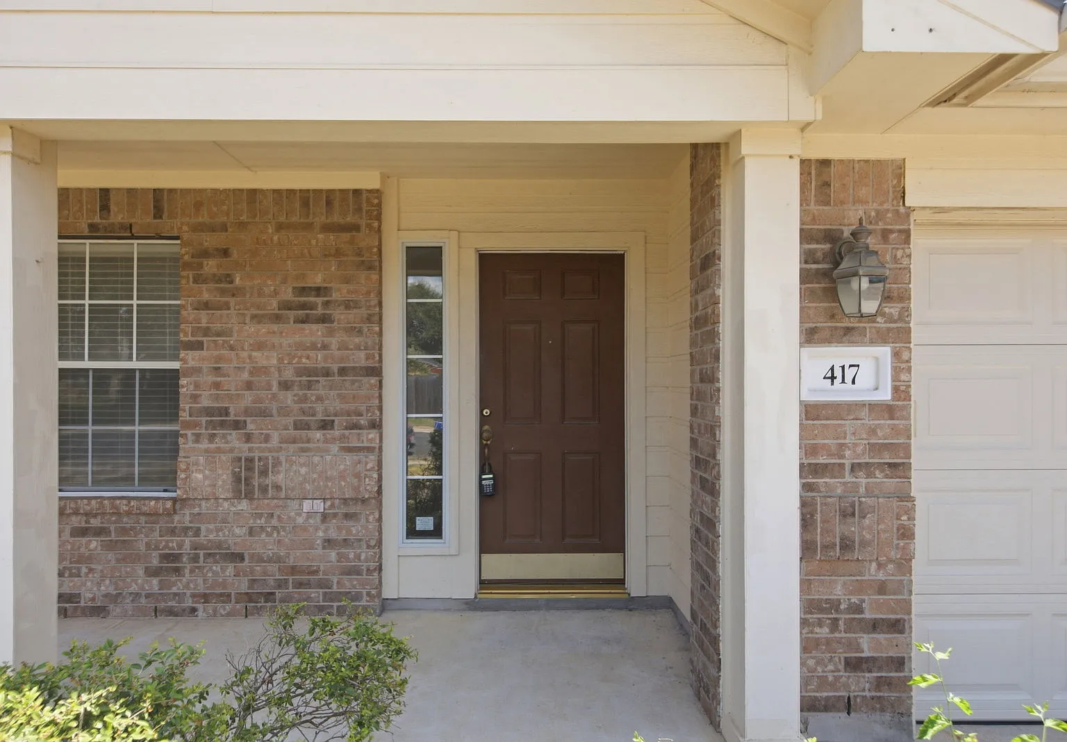 3 bed, 2.0 bath, 1629 sqft, $2,050 — Photo 2