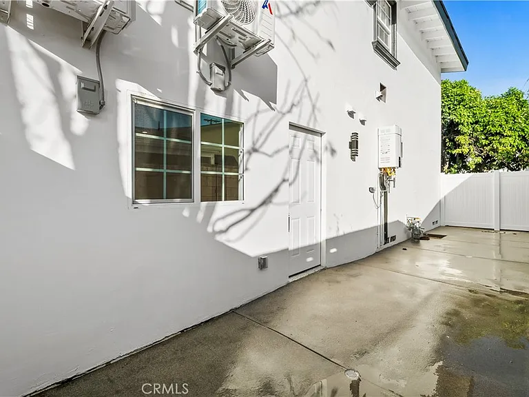 8438 Gloria Ave — Photo 3