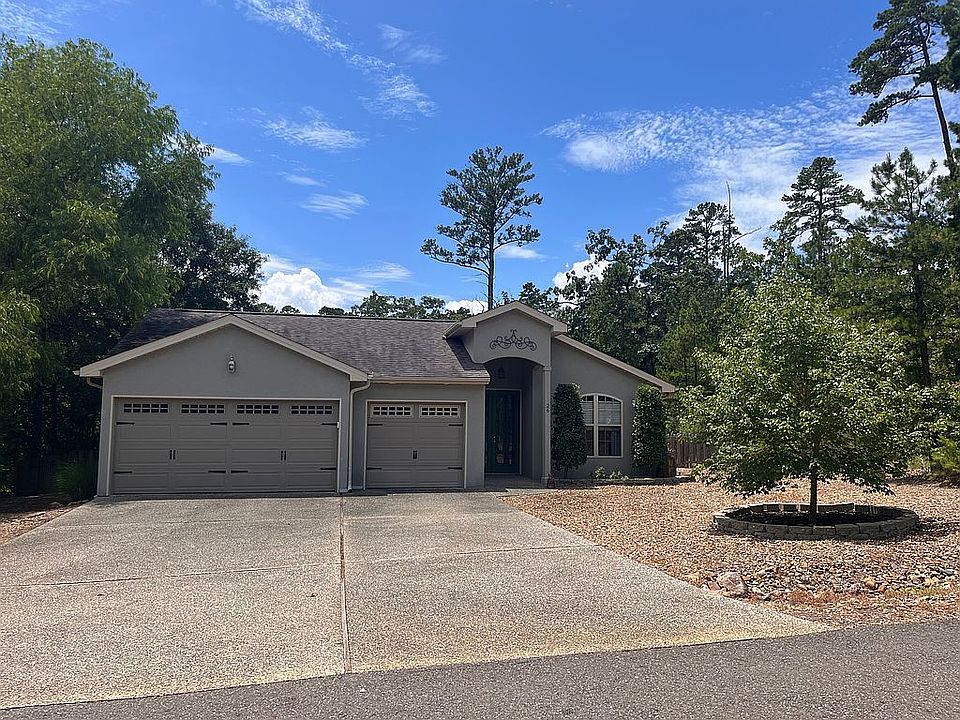 3 car garage, stucco facade 