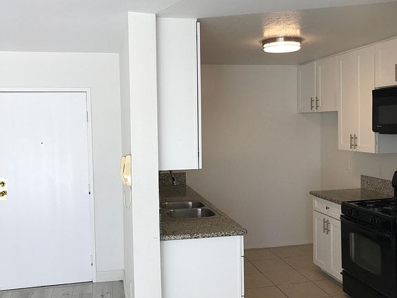 4th image of 633 S Barrington Ave APT 305