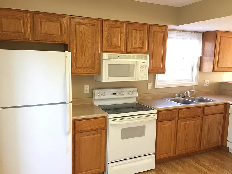3350 S Oaklawn Cir — Photo 8