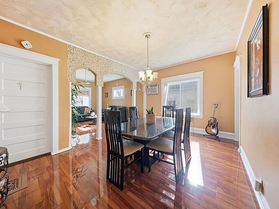 3rd image of 606 N 8th Ave