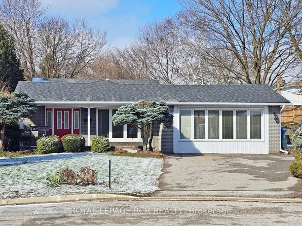 827 Legge Ct, Newmarket, ON L3Y 3J1