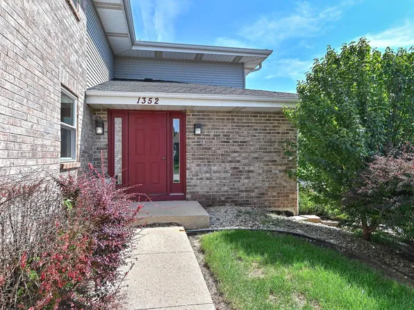 1352 Meadowcreek DRIVE #F, Pewaukee, WI 53072
