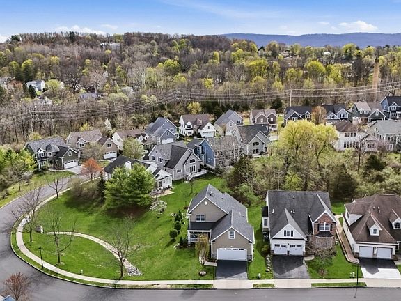 3rd image of 2 Bluffs Ct