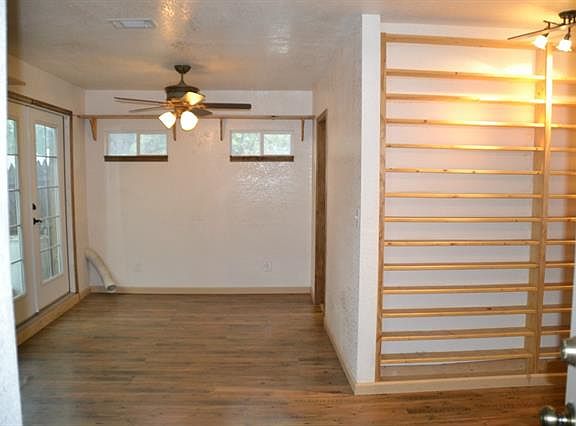 5th image of 953 Jerry Ln