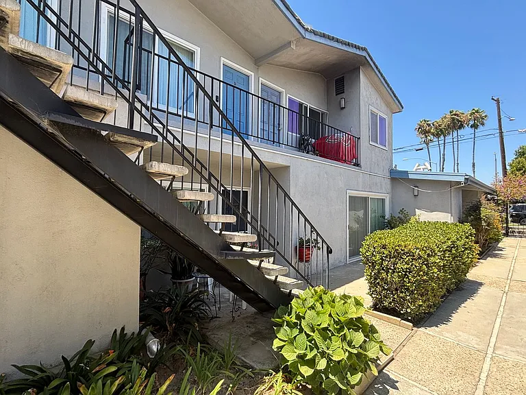 3570 Del Amo Blvd — Photo 9