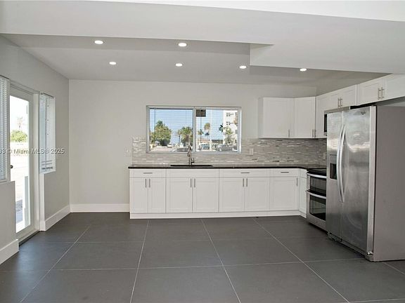 4th image of 4051 N Ocean Dr #2